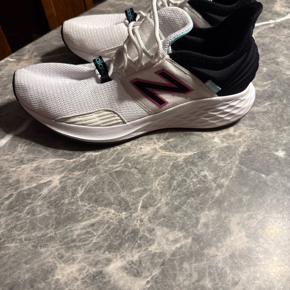 Size 9 - New Balance Fresh Foam Roav White Black Surf W